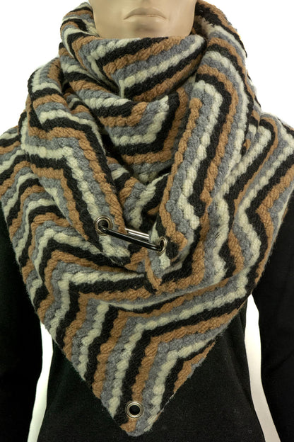 Dreieckstuch mit Karabiner, Strick mit Wolle, Schwarz-Camel-Grau-Offwhite
