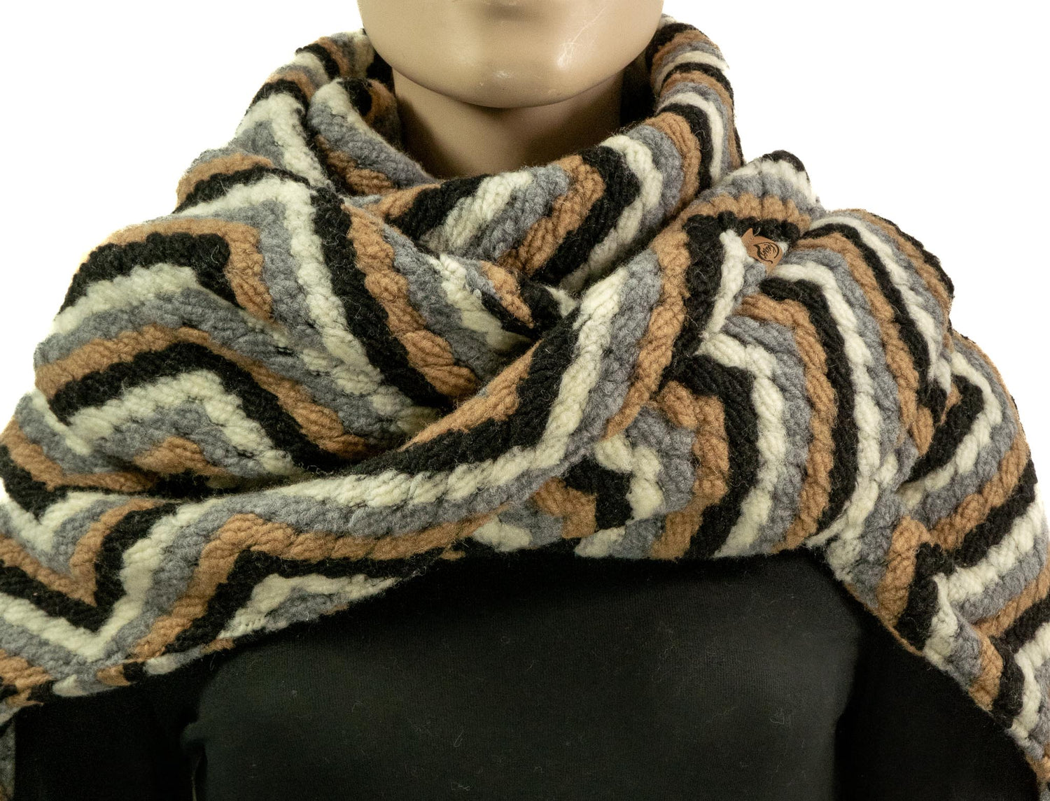 Dreieckstuch mit Karabiner, Strick mit Wolle, Schwarz-Camel-Grau-Offwhite