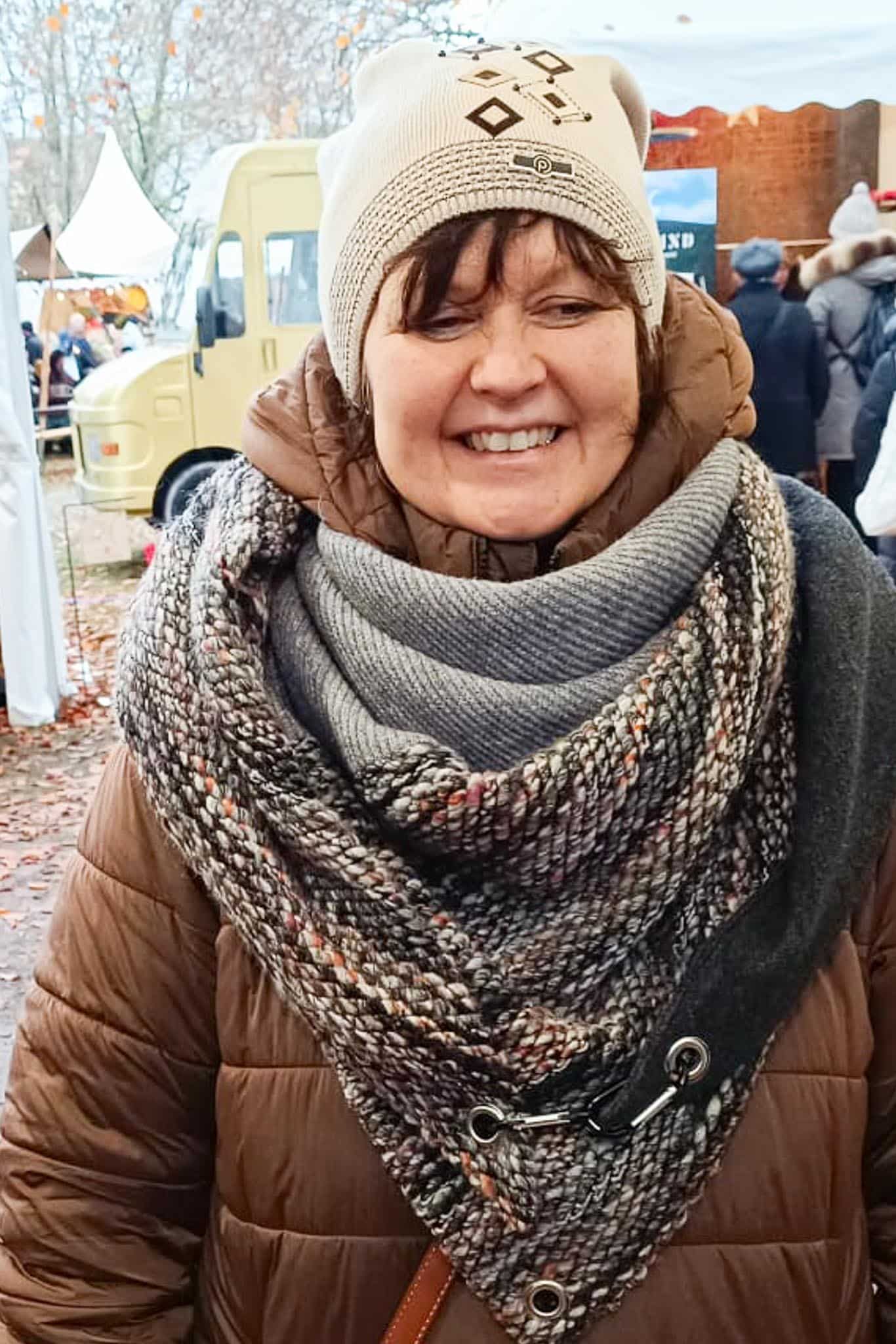 Karabinertuch mit melierter Strick in erdigen Tönen mit Grau