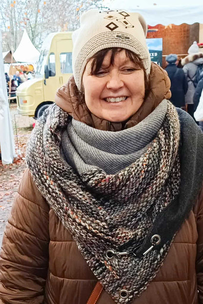 Karabinertuch mit melierter Strick in erdigen Tönen mit Grau
