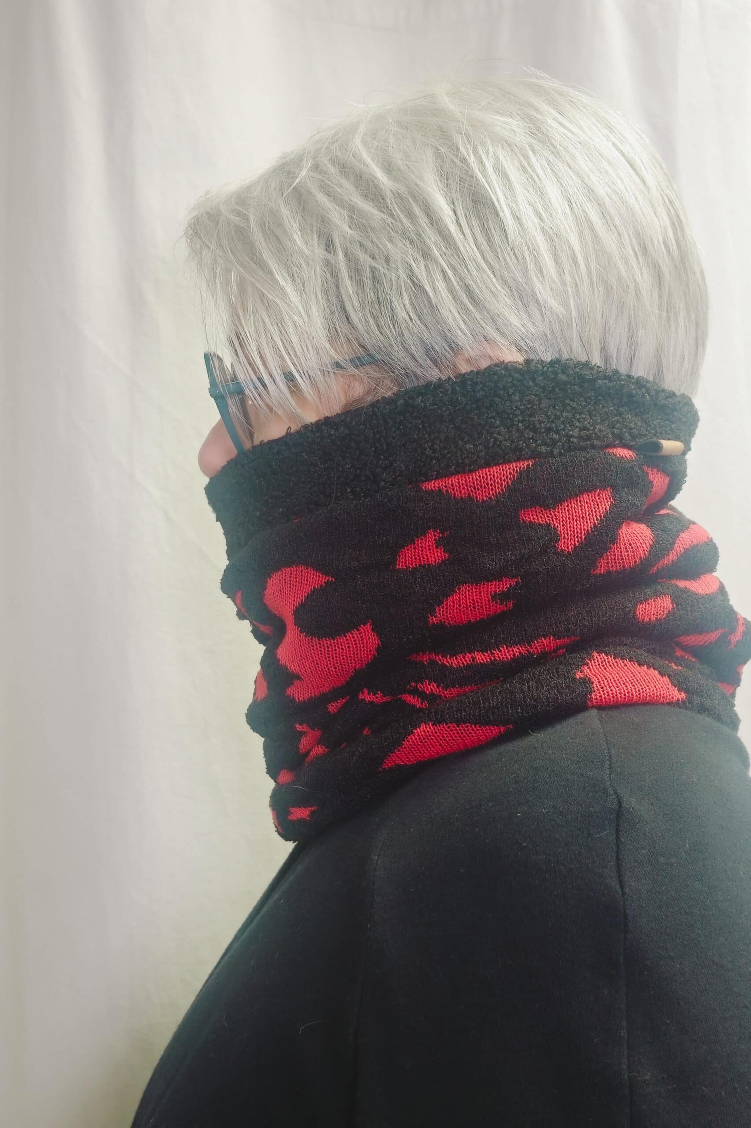 Set aus Loop &amp; TWIST-Mütze | Schwarz-Rot | Strick und Teddy