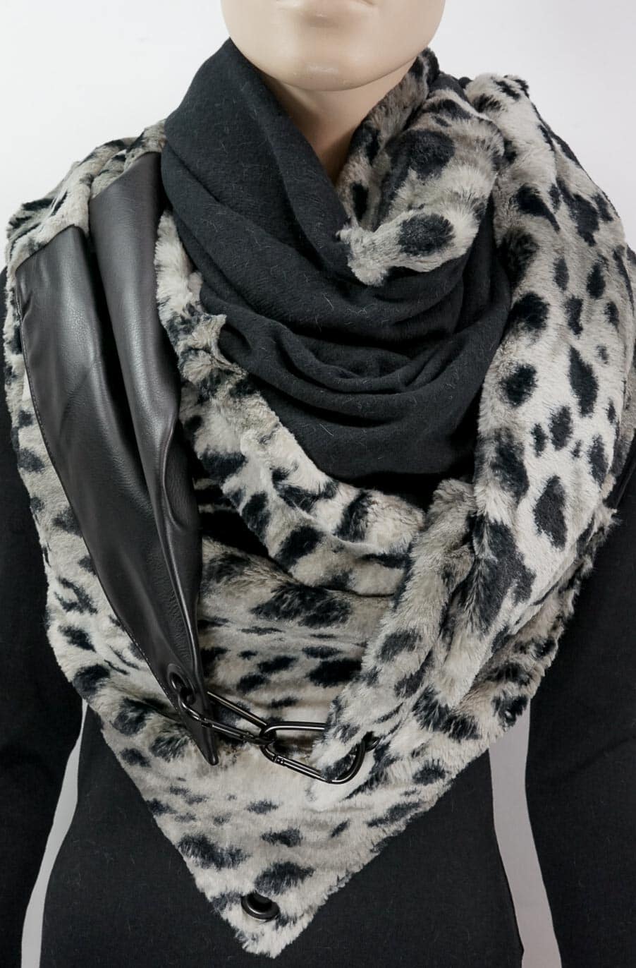 Karabinertuch Panther Schwarz | Kunstfell, Lederlook &amp; Strick | PREORDER