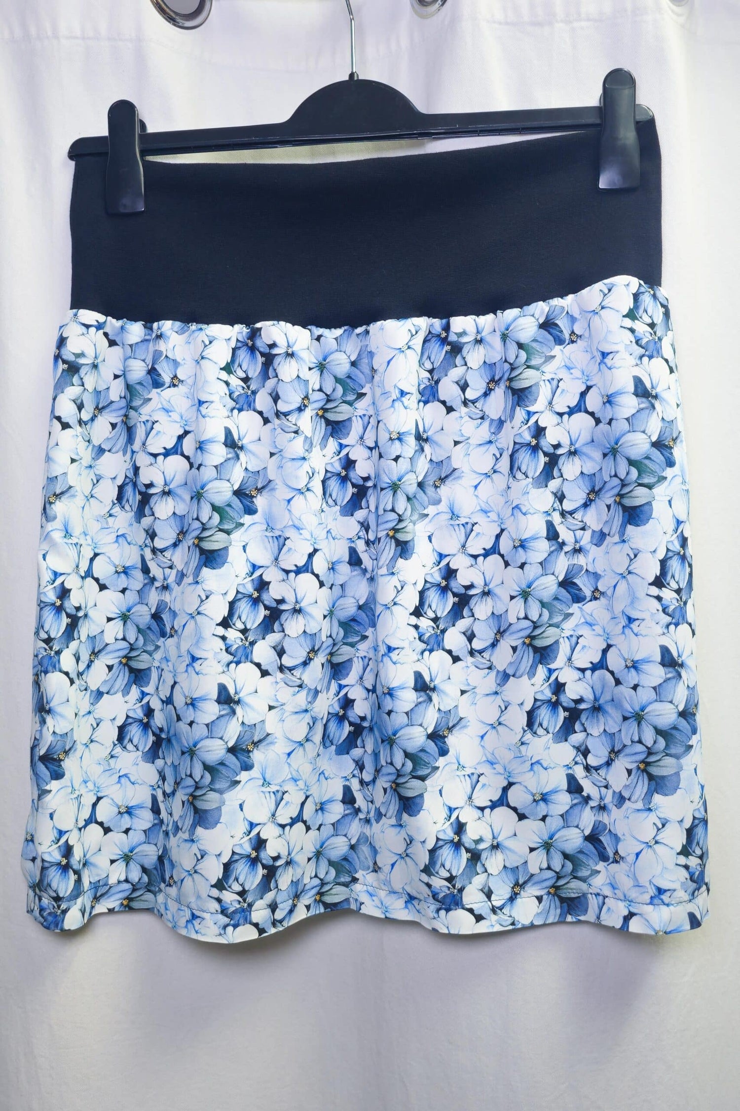 Rock, leicht ausgestellt, Hortensie, blau