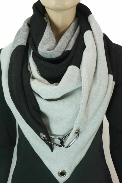 Dreieckstuch mit Karabiner, Colourblocking in weichem Strick, schwarz-hellgrau-grau