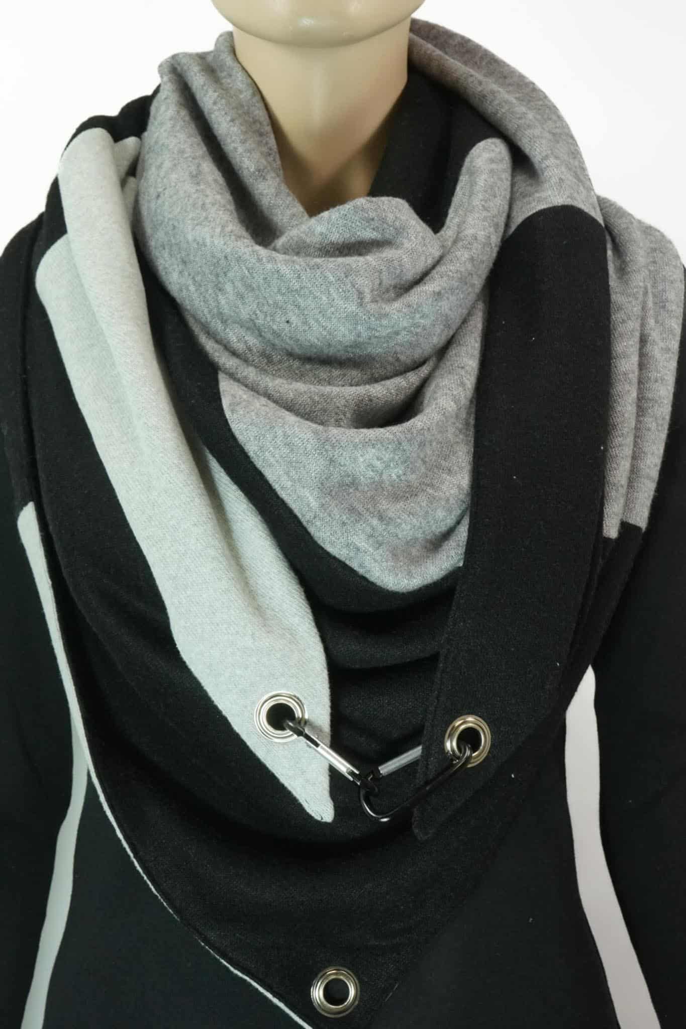 Dreieckstuch mit Karabiner, Colourblocking in weichem Strick, schwarz-hellgrau-grau