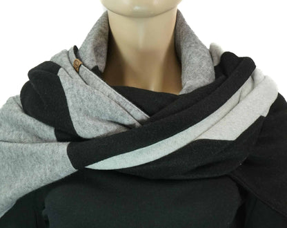 Dreieckstuch mit Karabiner, Colourblocking in weichem Strick, schwarz-hellgrau-grau