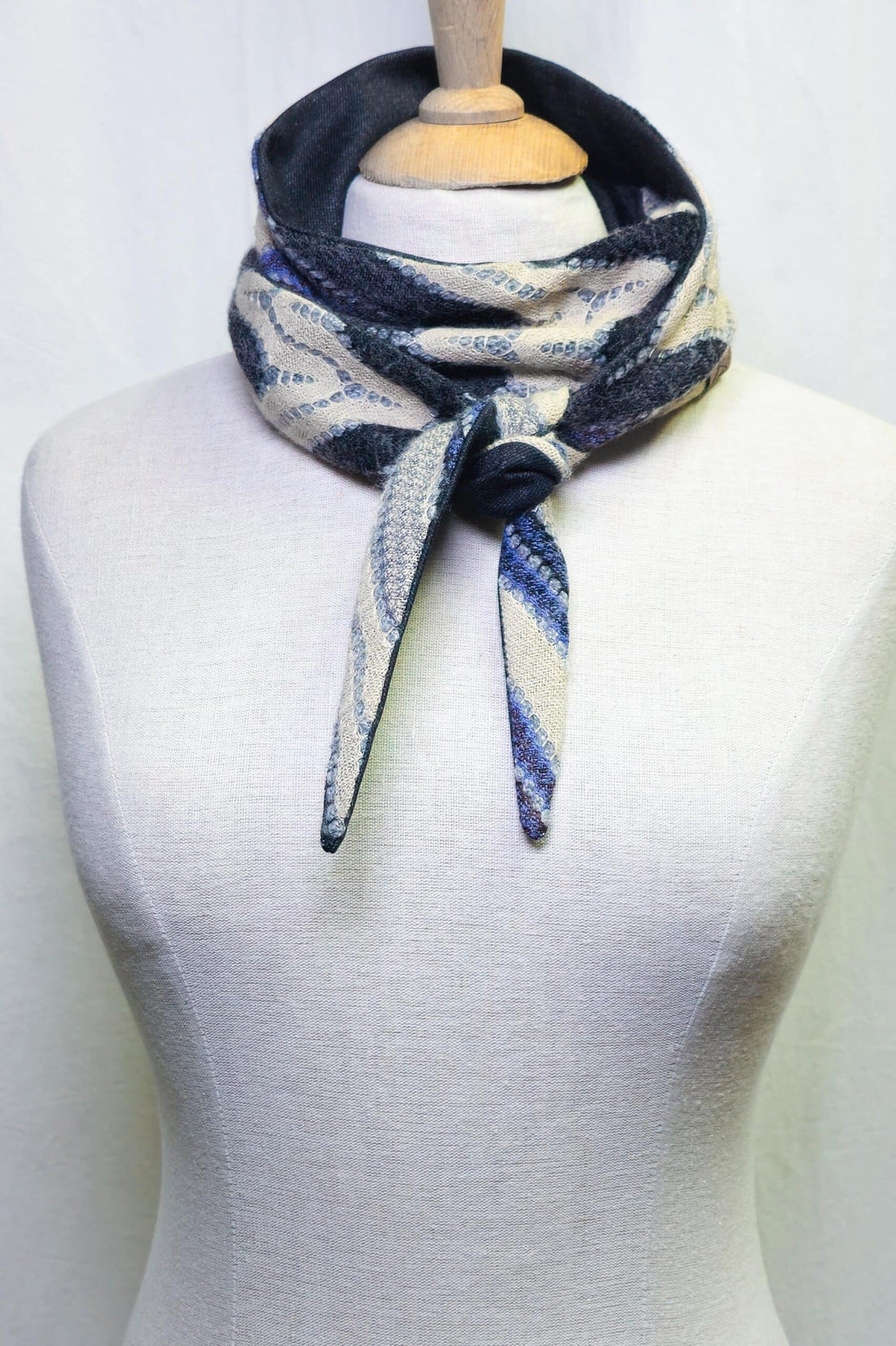MINI Schal schwarz-blau-grau mit Spitze