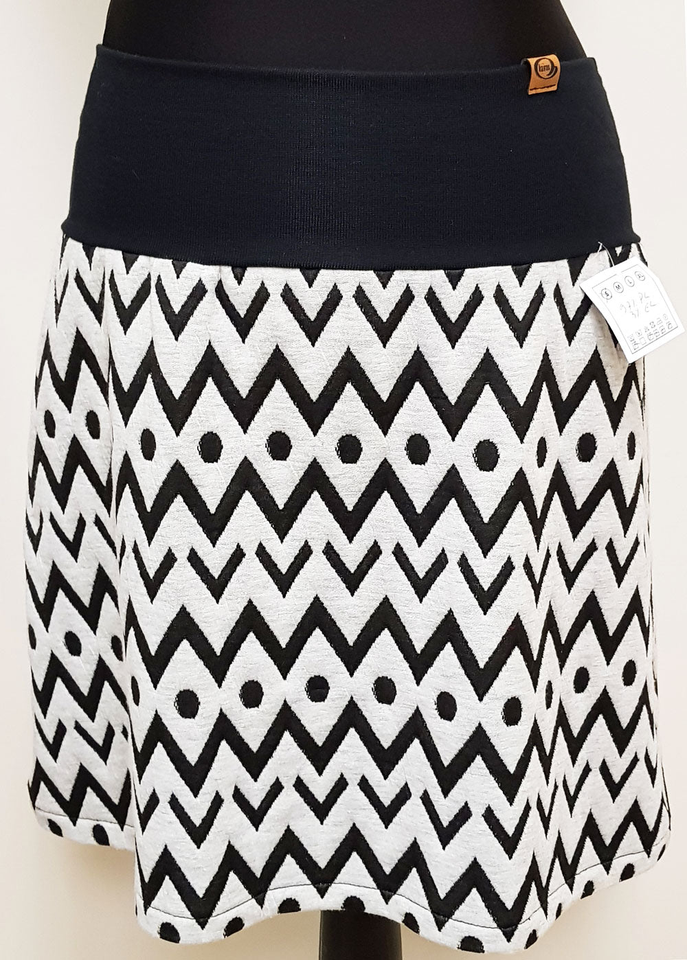 Stoffrock, schwarz, naturweiß, Chevron