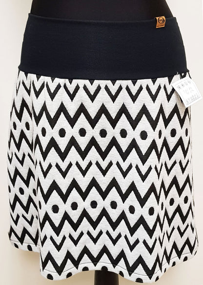 Stoffrock, schwarz, naturweiß, Chevron