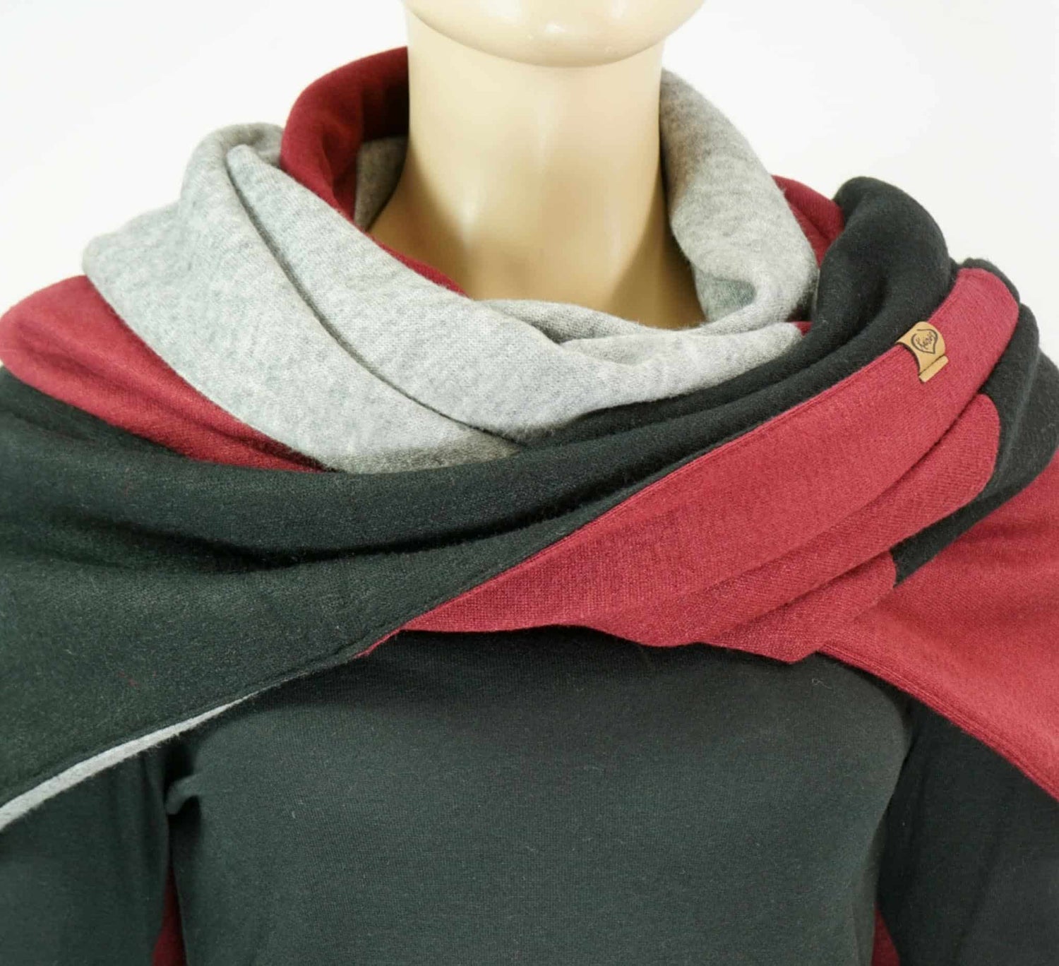 Dreieckstuch mit Karabiner, Colourblocking in weichem Strick, rot-schwarz-naturweiß
