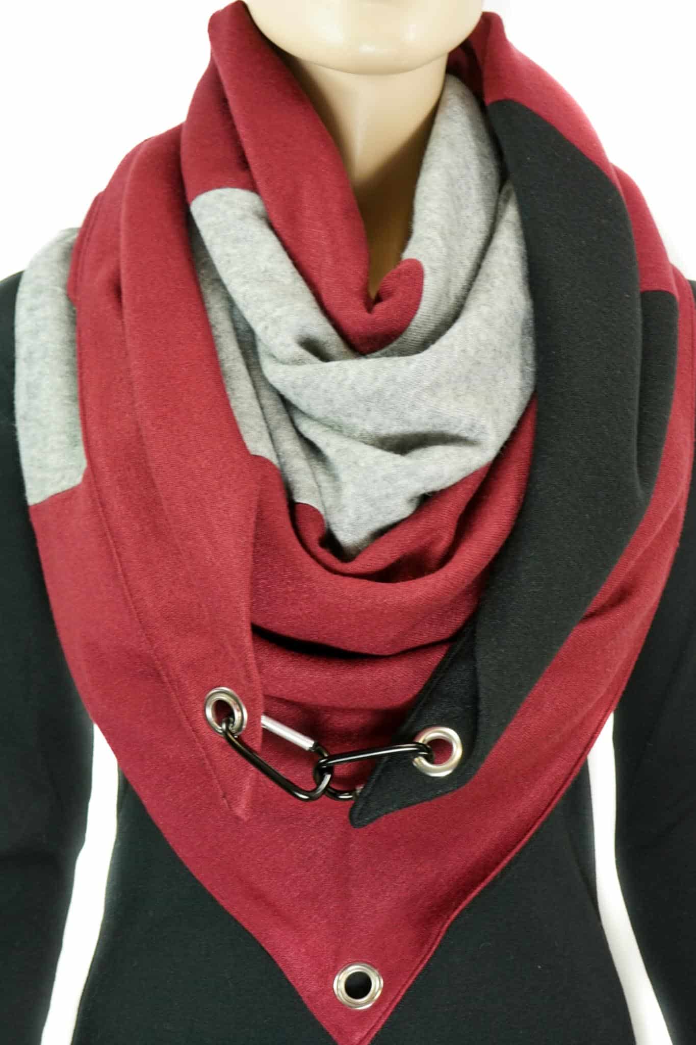 Dreieckstuch mit Karabiner, Colourblocking in weichem Strick, rot-schwarz-naturweiß