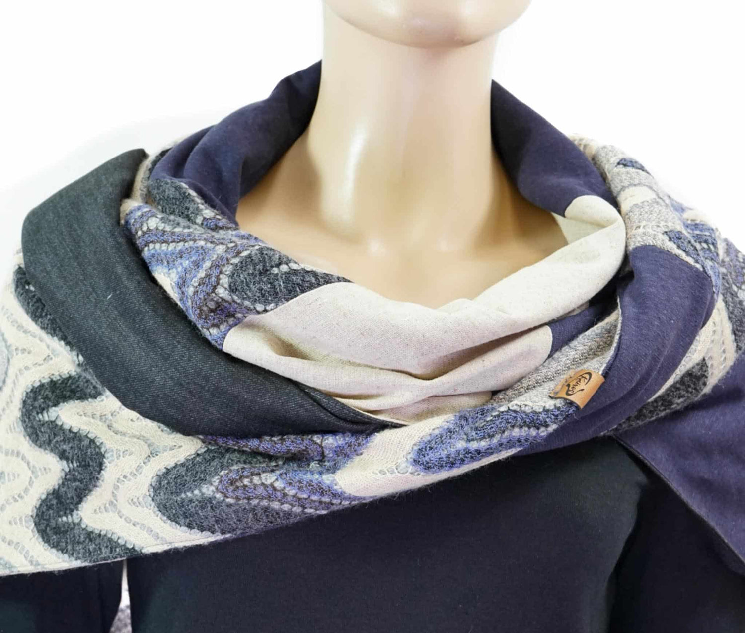 Dreieckstuch mit Karabiner, Materialmix schwarz-blau-grau mit Spitze