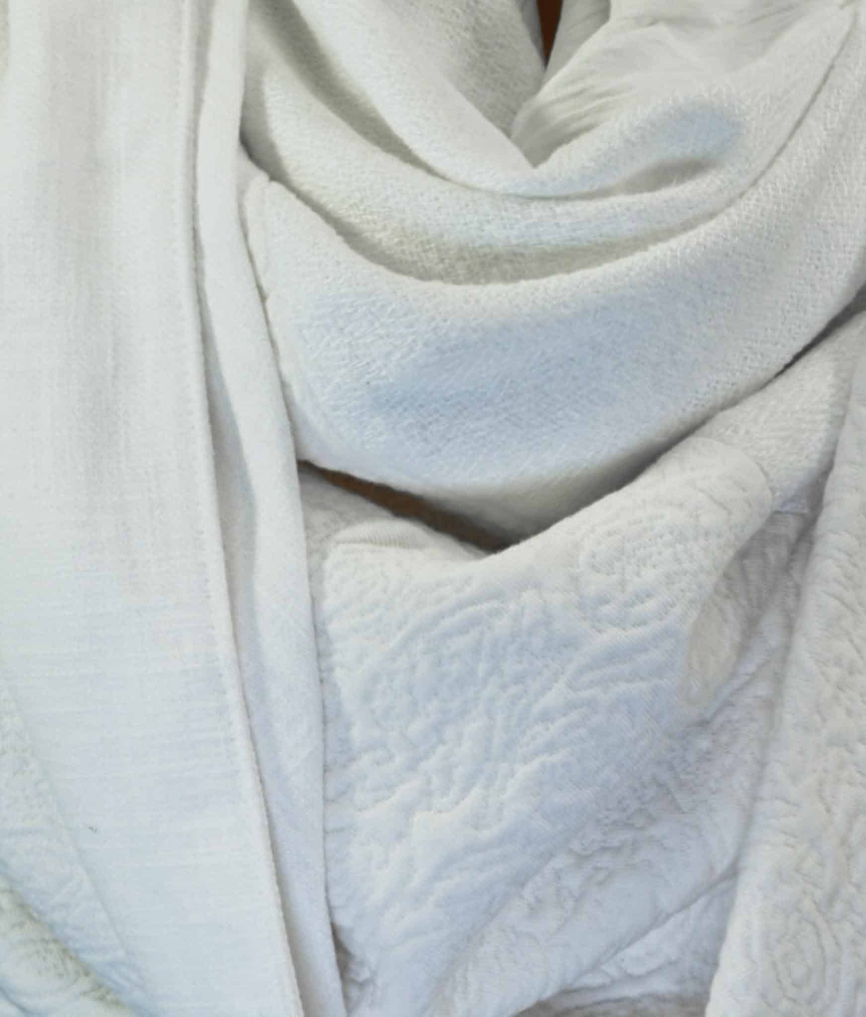 Dreieckstuch mit Karabiner, monochromer Mix in wollweiß/creme