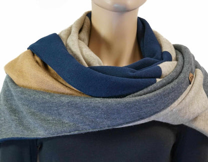Dreieckstuch mit Karabiner, Colourblocking in weichem Strick, camel/marine/beige/grau