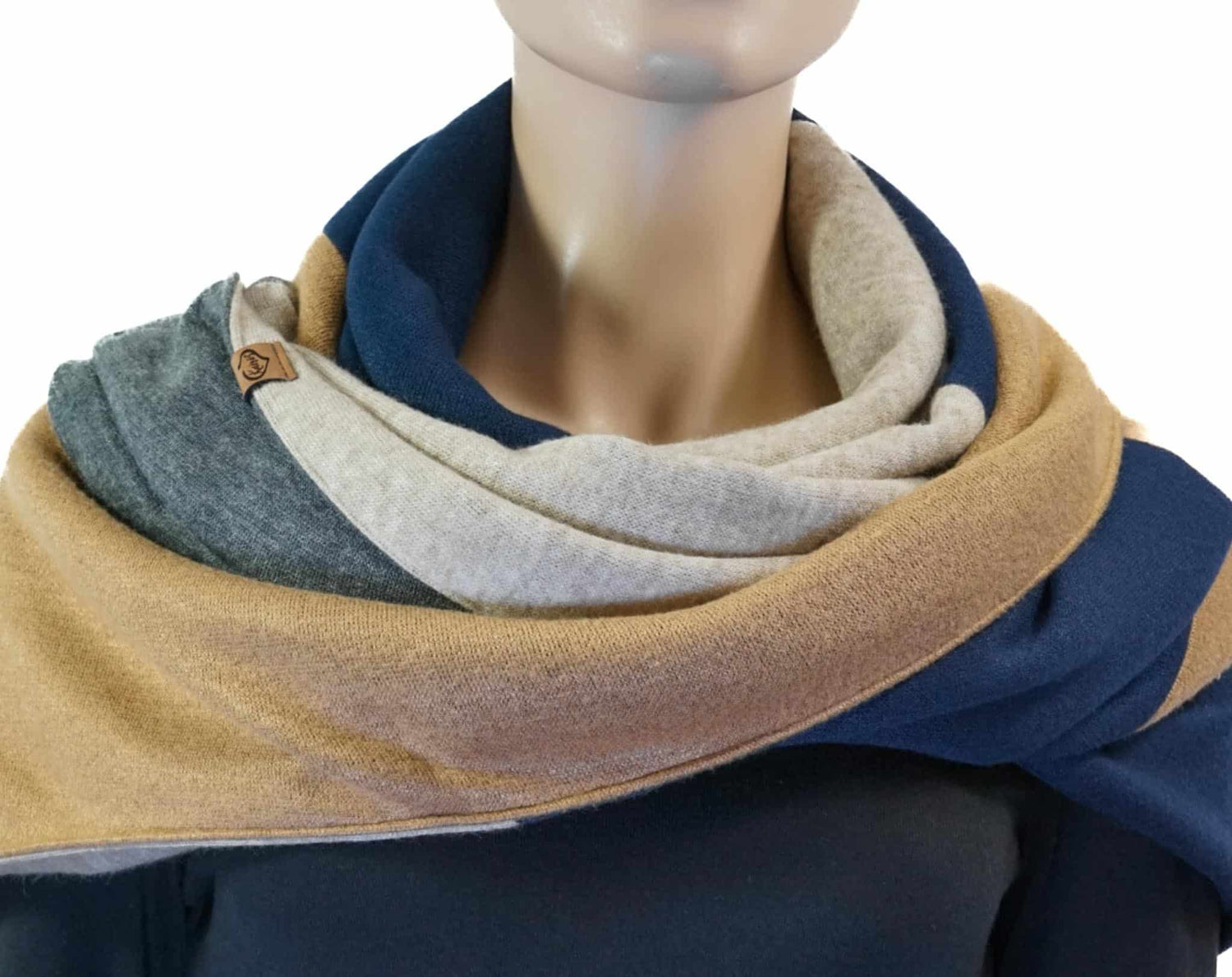 Dreieckstuch mit Karabiner, Colourblocking in weichem Strick, camel/marine/beige/grau