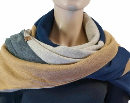 Dreieckstuch mit Karabiner, Colourblocking in weichem Strick, camel/marine/beige/grau