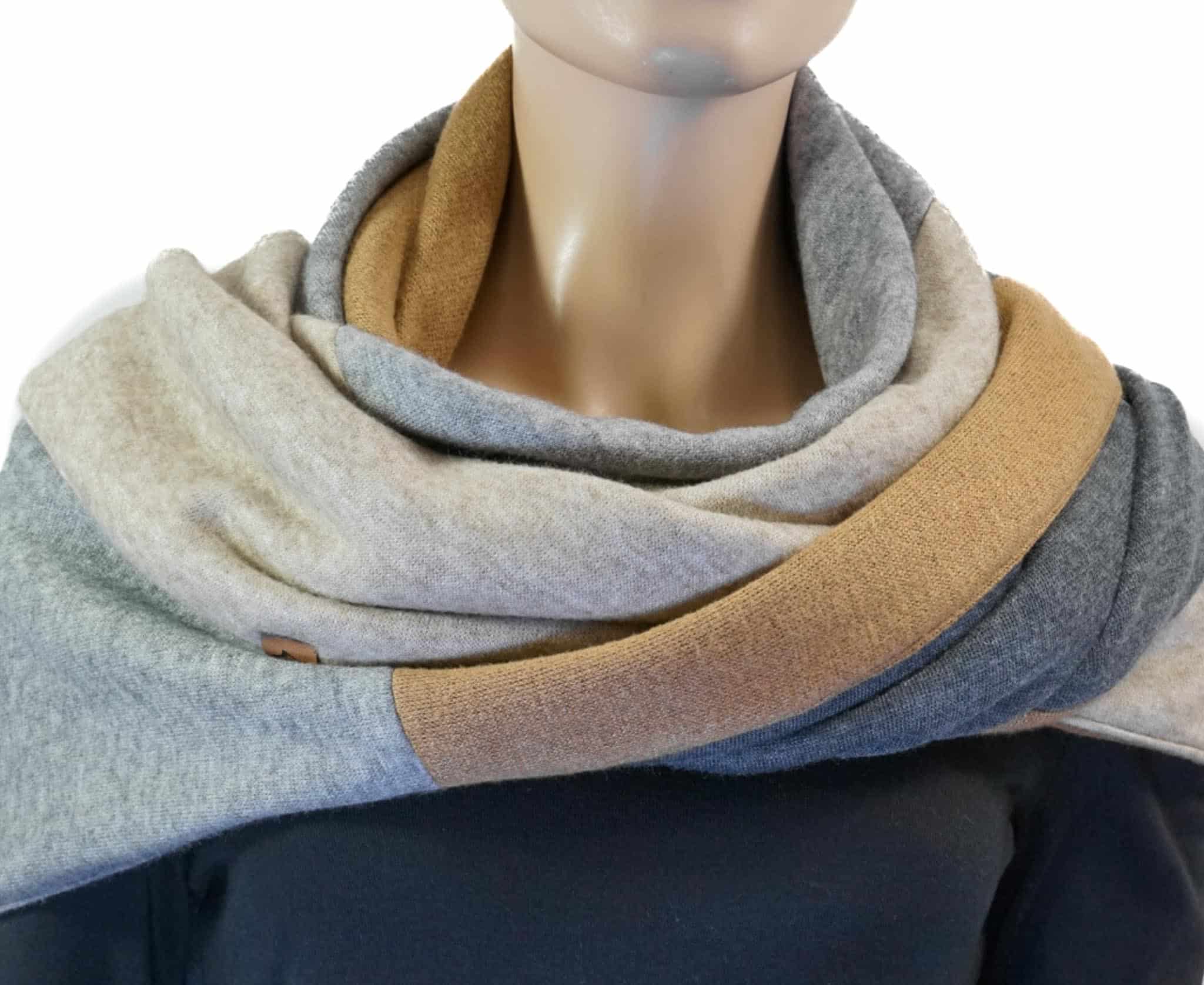 Dreieckstuch mit Karabiner, Colourblocking in weichem Strick, dunkelgrau/camel/hellgrau/beige