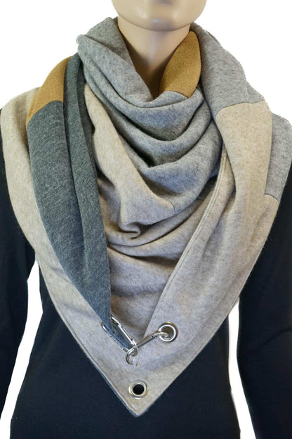 Dreieckstuch mit Karabiner, Colourblocking in weichem Strick, dunkelgrau/camel/hellgrau/beige