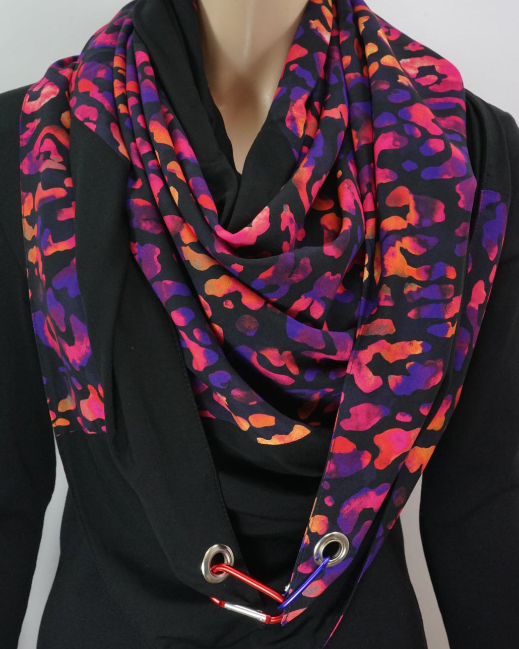 Karabinertuch LEO | schwarz-rot-lila
